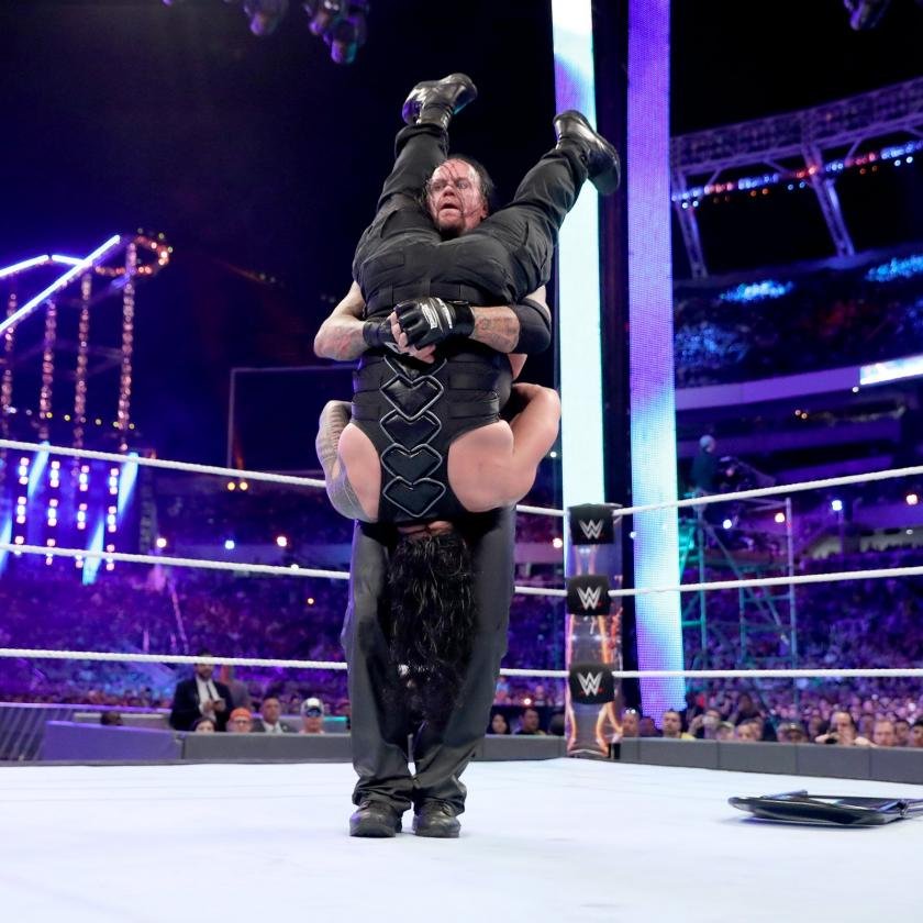 The Undertaker aplicando su tradicional "Tombstone" a Roman Reigns en WrestleMania 33
