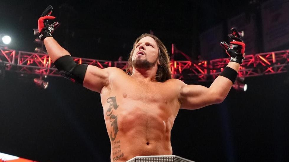 AJ Styles nuevamente carga contra Paul Heyman y lo acusa de ser responsable de los despidos de Gallows y Anderson