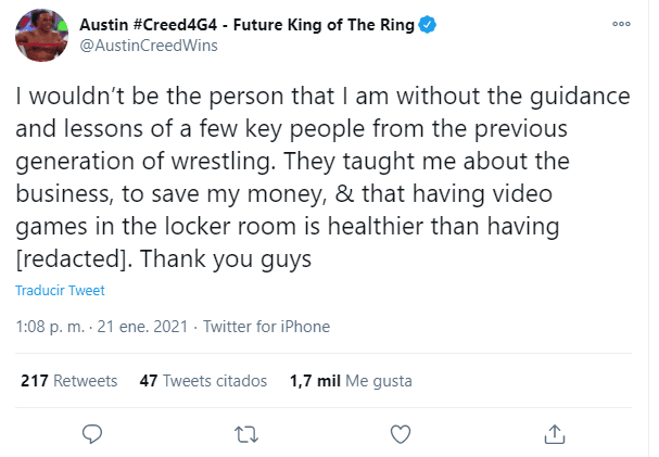 Xavier Woods dándole la papa al Taker.