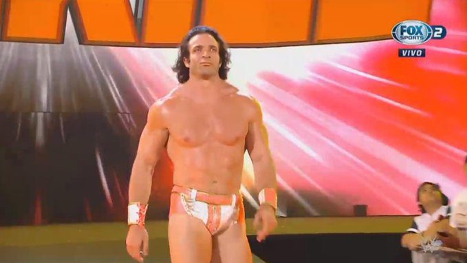 Elias regresa a WWE y se presenta como Ezequiel