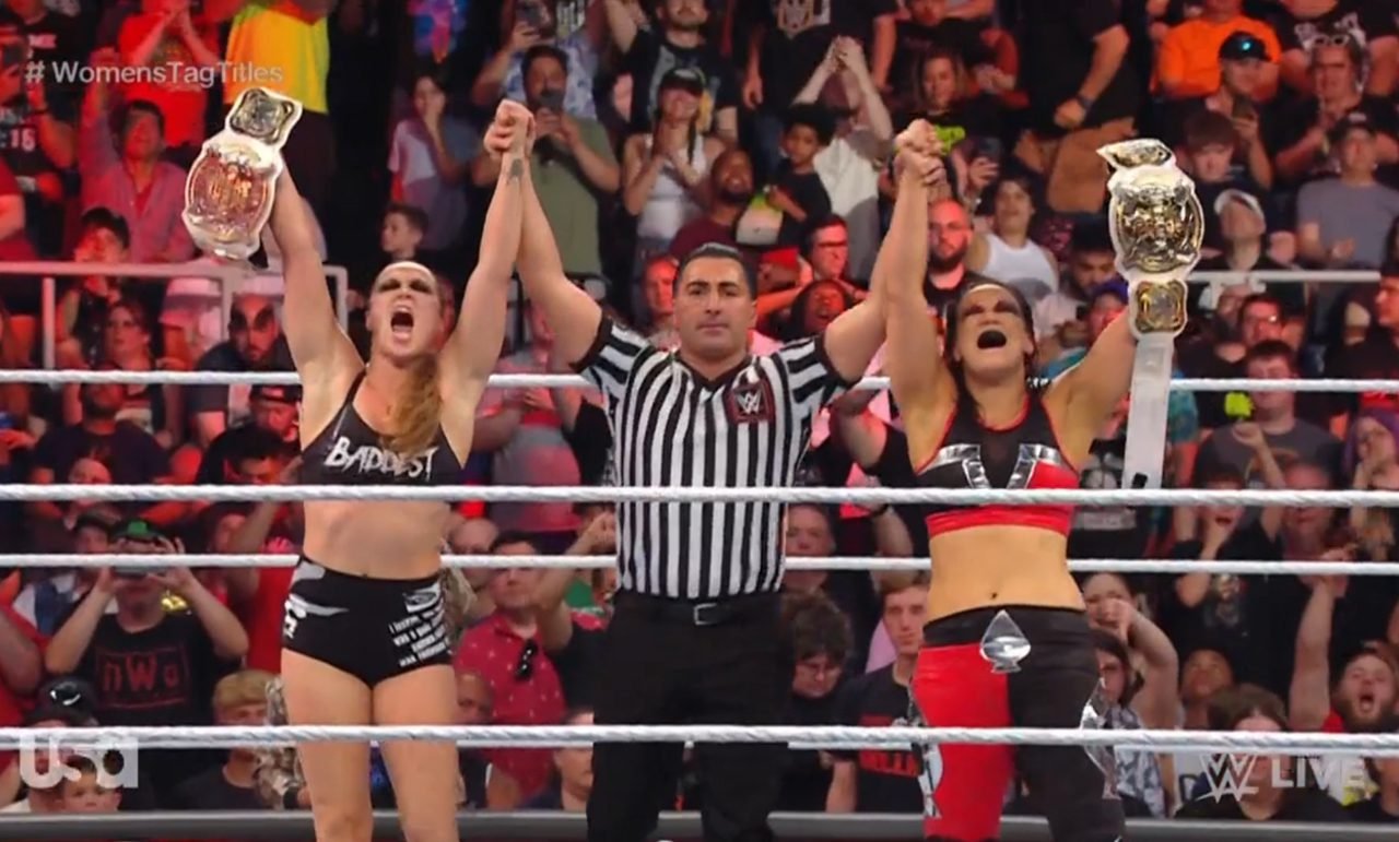 Ronda Rousey y Shayna Baszler Tag Team Champions
