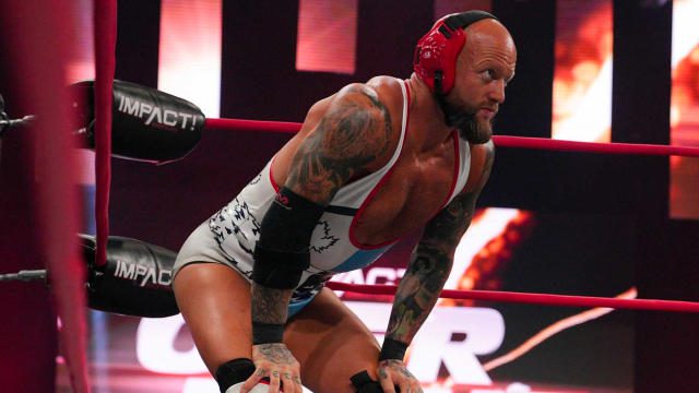 Josh Alexander sigue en TNA: La empresa renueva su contrato