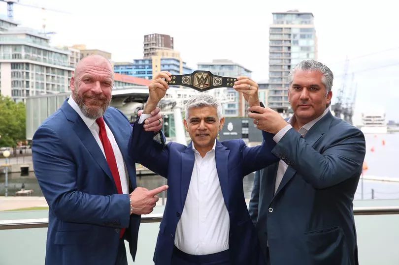 Triple H y Nick Khan se reúnen con gobernador de Londres para llevar WrestleMania a la capital inglesa